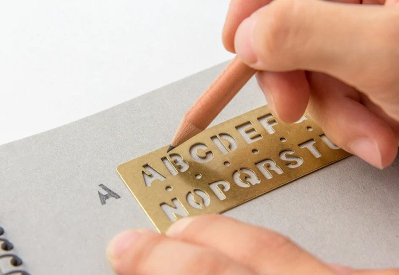midori trc brass traveler's company ruler linijka mosiężna zakładka alfabet 4.jpg