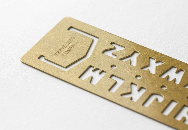 midori trc brass traveler's company ruler linijka mosiężna zakładka alfabet 3.jpg