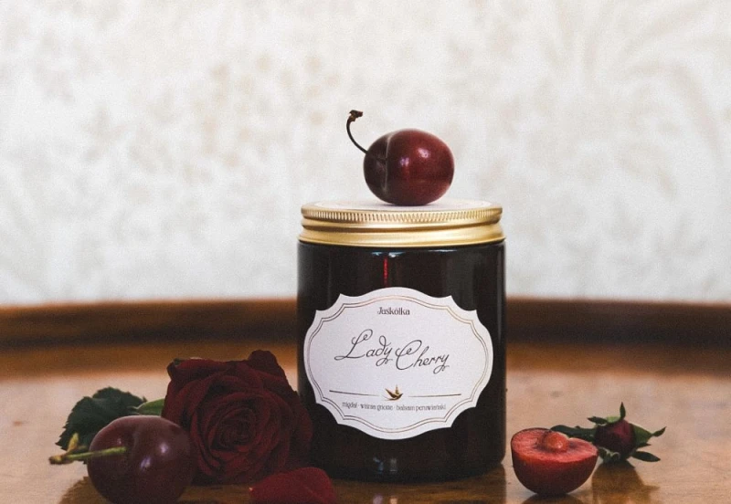 Jaskołka świeca lady cherry NOTEKA (4).jpg