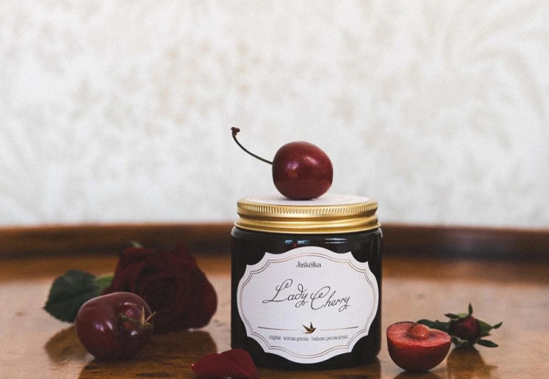 Jaskołka świeca lady cherry NOTEKA (5).jpg