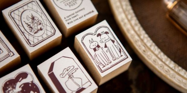 Stemple z drewna – jak je wykorzystać do tworzenia personalizowanych kartek i zaproszeń?